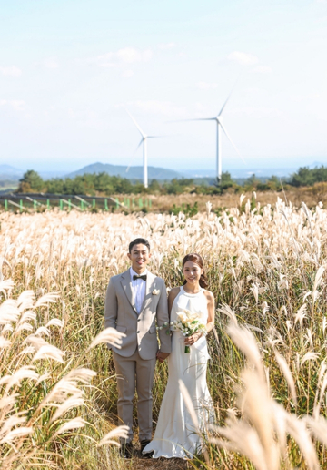 Jeju Pre-Wedding Photoshoot with Nice to CU, Gasiri Wind Power Plant, Albam Oreum, Gujwa Sanghoe Café & Hamdeok Beach